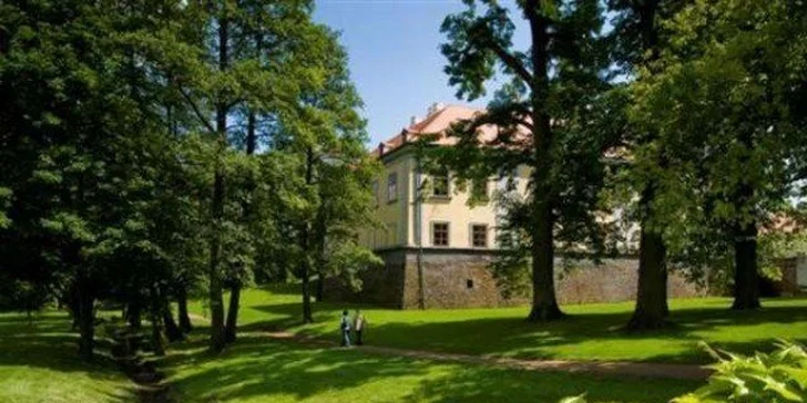 Zámocký hotel**** na okraji Prahy s pávmi a jazdiarňou