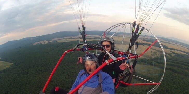 Vyhliadkový tandemový let na motorovej paraglidingovej trojkolke