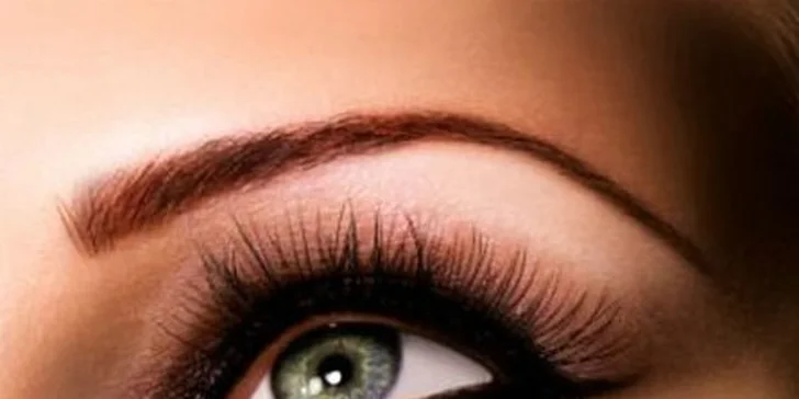Permanentný make-up obočia, pier, očné linky alebo obočie čepieľkovou metódou