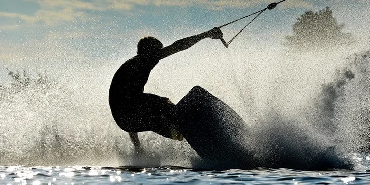 Letný adrenalín na vlnách: WAKEBOARDING