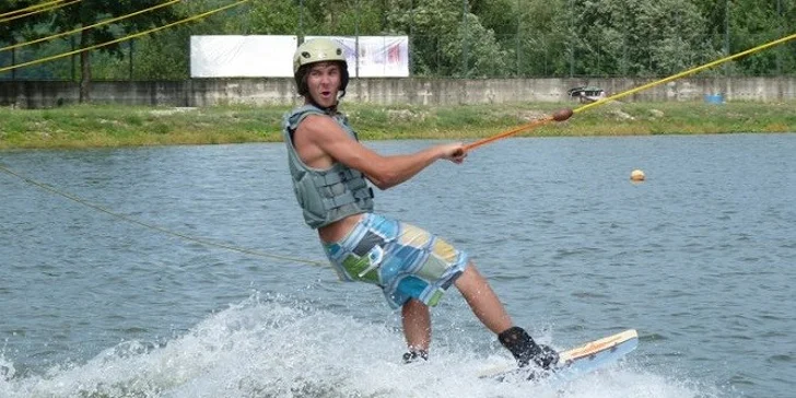 Letný adrenalín na vlnách: WAKEBOARDING