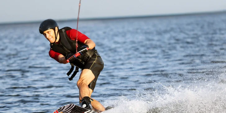 Letný adrenalín na vlnách: WAKEBOARDING