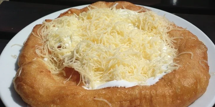 Vodný bicykel a langoš na Zlatých Pieskoch