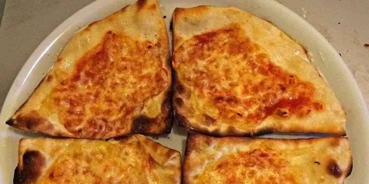 Chrumkavá pizza Na Sásovskej terase - na výber z 18 druhov