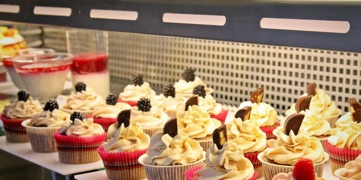 Delikátny cupcake a nápoj podľa výberu