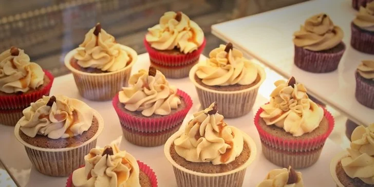 Delikátny cupcake a nápoj podľa výberu