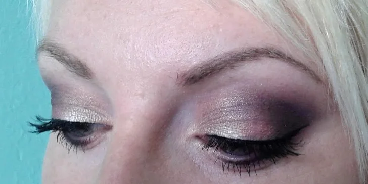 Dokonalé obočie s permanentným makeupom tetované špeciálnymi čepieľkami