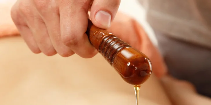 Medová detoxikačná masáž alebo kombinácia klasickej a medovej masáže