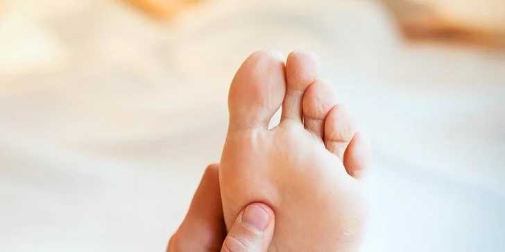 Celotelová masáž alebo reflexná masáž chodidiel