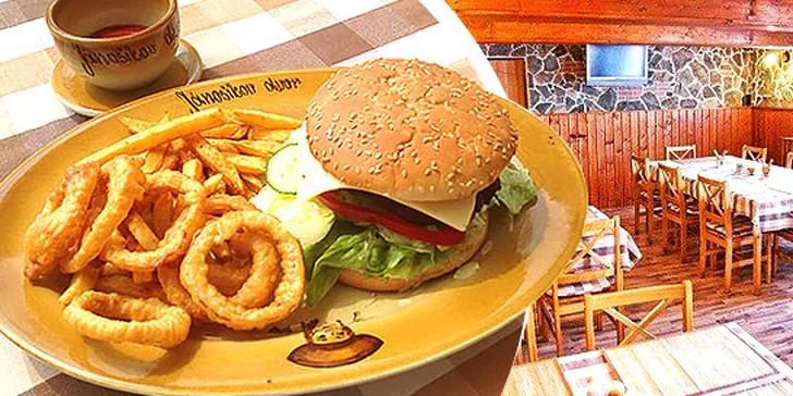 Domáci burger s hranolkami a cibuľovými krúžkami