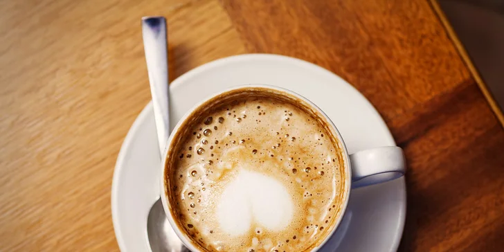 Lahodné espresso, ľadová káva alebo fresh juice v centre mesta pre dvoch