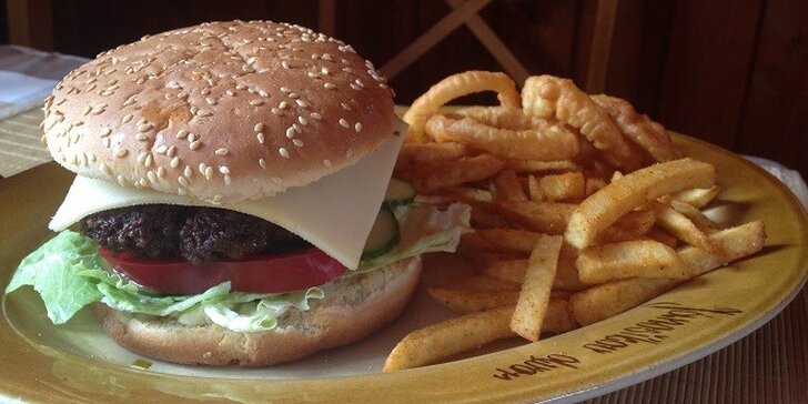 Domáci burger s hranolkami a cibuľovými krúžkami