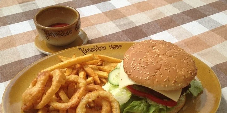 Domáci burger s hranolkami a cibuľovými krúžkami