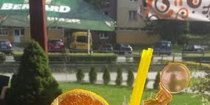 Letné osvieženie s miešaným drinkom alebo šíša