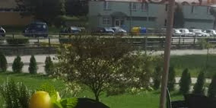 Letné osvieženie s miešaným drinkom alebo šíša