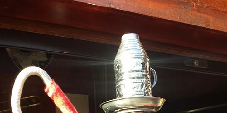 Letné osvieženie s miešaným drinkom alebo šíša