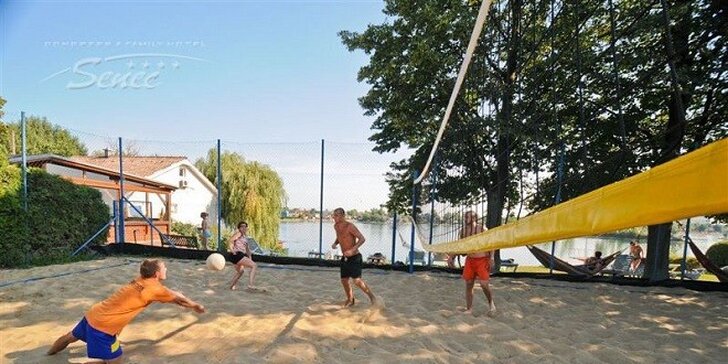 Súkromná pláž, bazén, dračie lode a množstvo športov na Seneckých jazerách. Dieťa do 6 rokov zadarmo