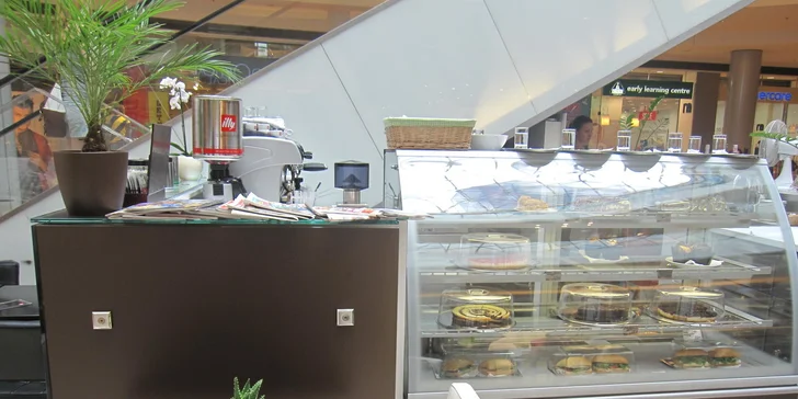 Lahodné talianske espresso s pravým americkým cheesecake v Eurovei