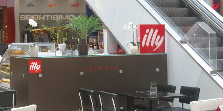 Lahodné talianske espresso s pravým americkým cheesecake v Eurovei