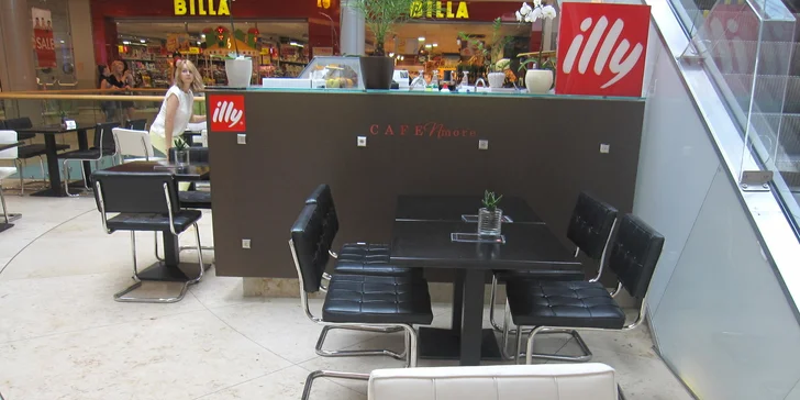 Lahodné talianske espresso s pravým americkým cheesecake v Eurovei