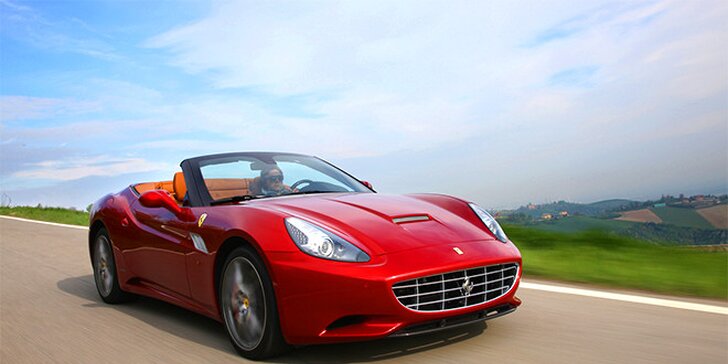 Zajazdite si na luxusných športových autách, napríklad na Ferrari California