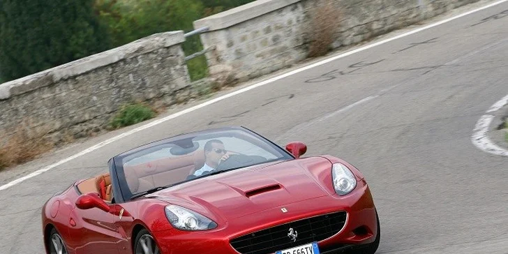 Zajazdite si na luxusných športových autách, napríklad na Ferrari California