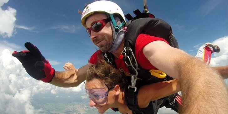 Užite si letnú zábavu na oblohe. Tandemový zoskok z lietadla alebo vrtuľníka s video a foto záznamom