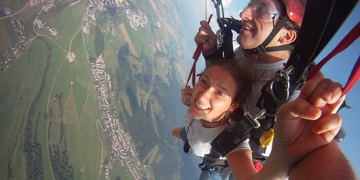 Darujte zábavu na oblohe. Tandemový zoskok z lietadla s video a foto záznamom v Slovenskom raji
