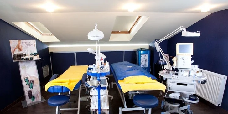 Permanentný make-up obočia v salóne v centre mesta
