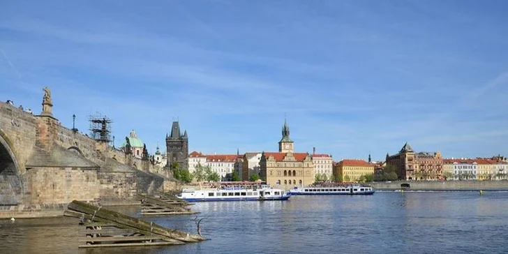 Rodinná letná plavba po Vltave + čerstvý ovocný šalát a drink