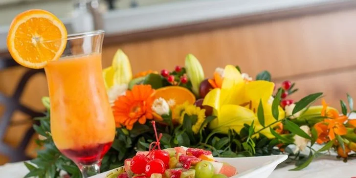 Rodinná letná plavba po Vltave + čerstvý ovocný šalát a drink