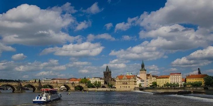 Rodinná letná plavba po Vltave + čerstvý ovocný šalát a drink