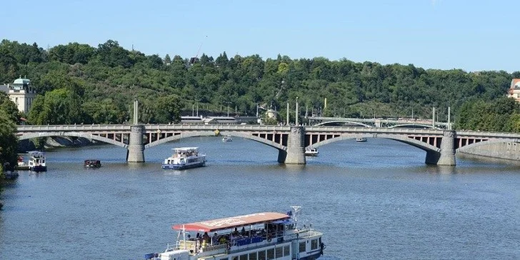 Rodinná letná plavba po Vltave + čerstvý ovocný šalát a drink