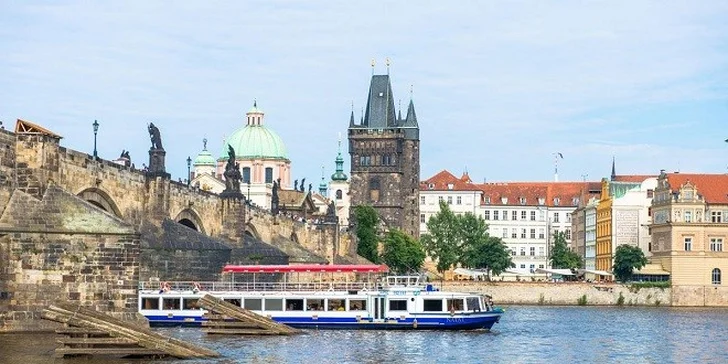 Rodinná letná plavba po Vltave + čerstvý ovocný šalát a drink
