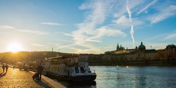 Rodinná letná plavba po Vltave + čerstvý ovocný šalát a drink
