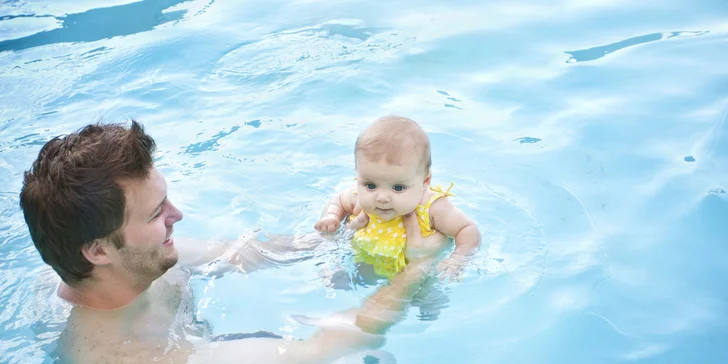 Radostné baby plávanie pre mamičky s bábätkmi