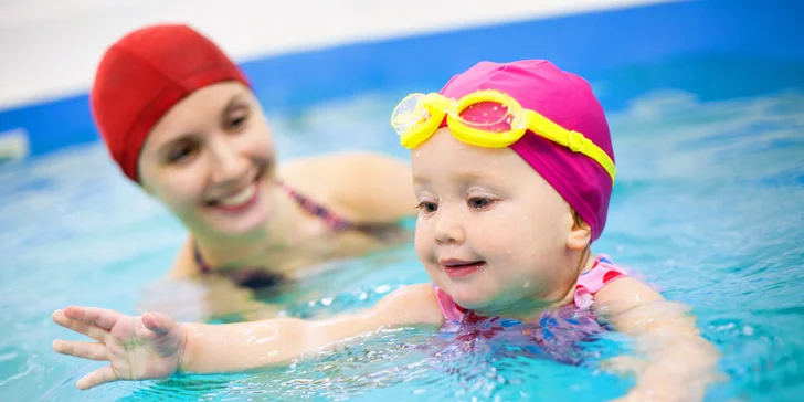 Radostné baby plávanie pre mamičky s bábätkmi
