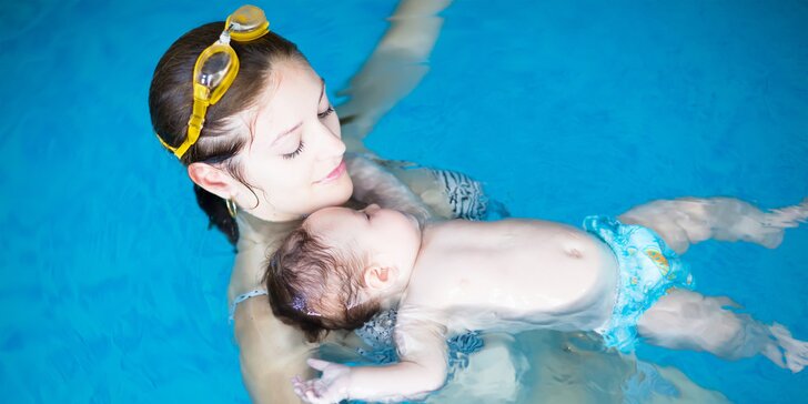 Radostné baby plávanie pre mamičky s bábätkmi
