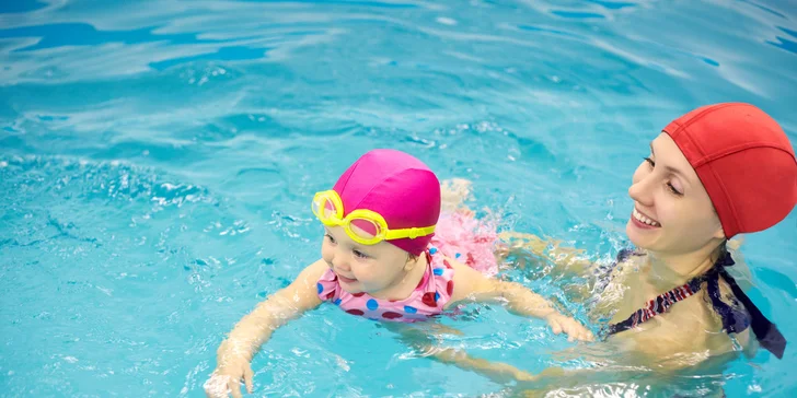 Radostné baby plávanie pre mamičky s bábätkmi