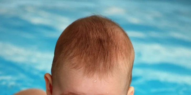 Radostné baby plávanie pre mamičky s bábätkmi
