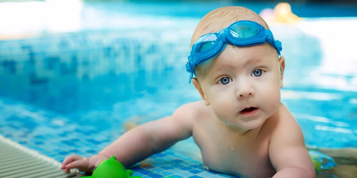 Radostné baby plávanie pre mamičky s bábätkmi