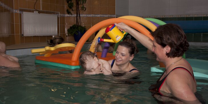 Radostné baby plávanie pre mamičky s bábätkmi