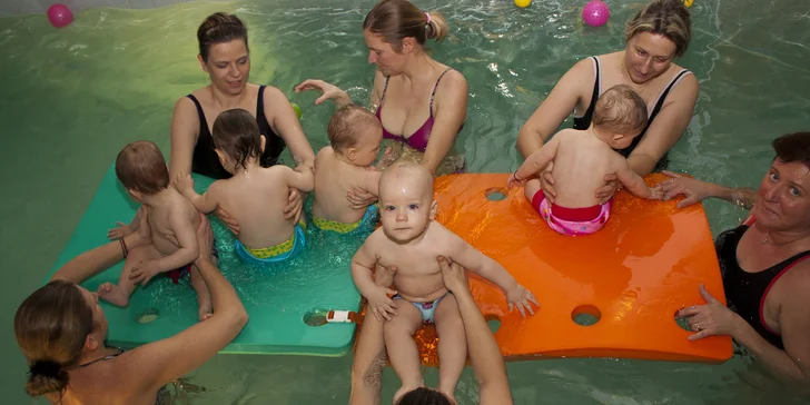 Radostné baby plávanie pre mamičky s bábätkmi