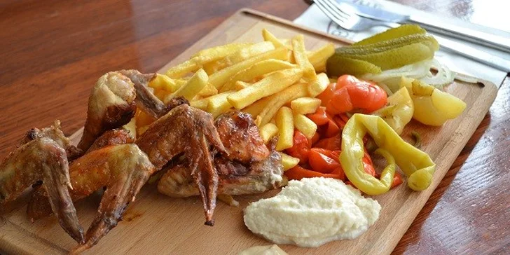 Pečené rebierka a grilované krídelka s hranolkami