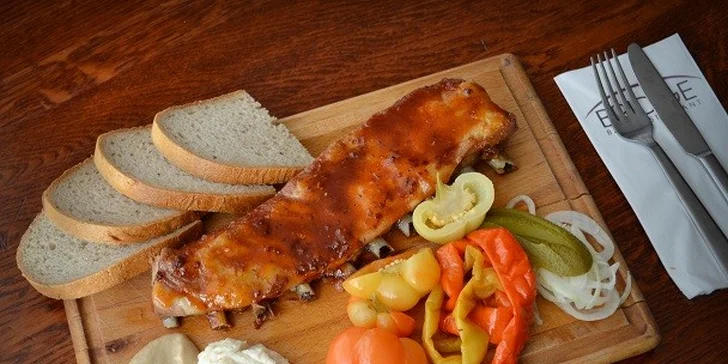 Pečené rebierka a grilované krídelka s hranolkami