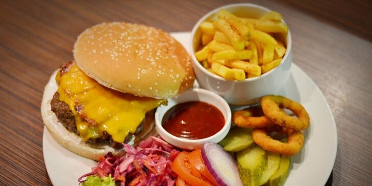 Šťavnatý burger s hranolkami a zeleninou