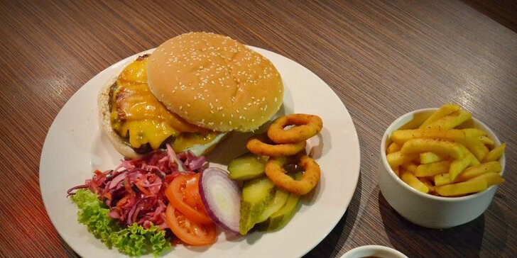 Šťavnatý burger s hranolkami a zeleninou
