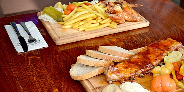Pečené rebierka a grilované krídelka s hranolkami