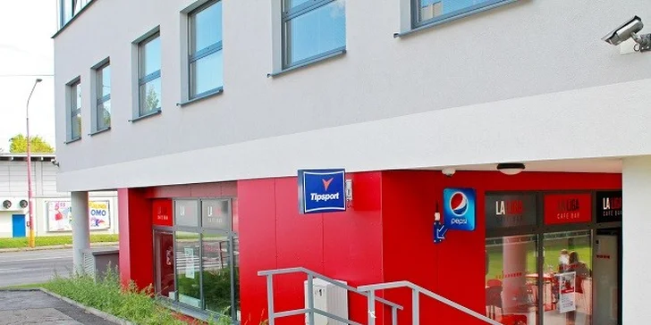 Grilované krídla so zeleninou a pivom k tomu