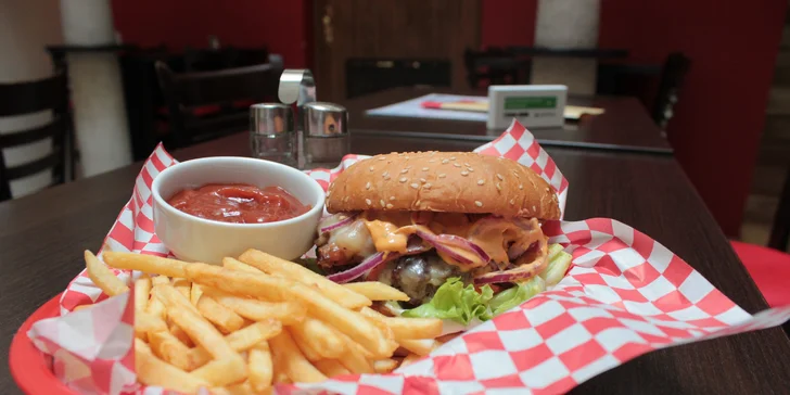 Ochutnajte šťavnatý hamburger s hranolčekmi
